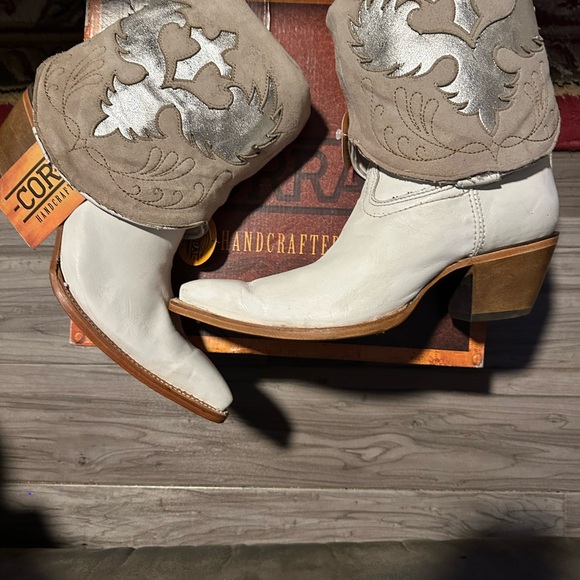 Corral White/Silver Lamb Wing & Cross Embroidered Boots - Picture 2 of 5